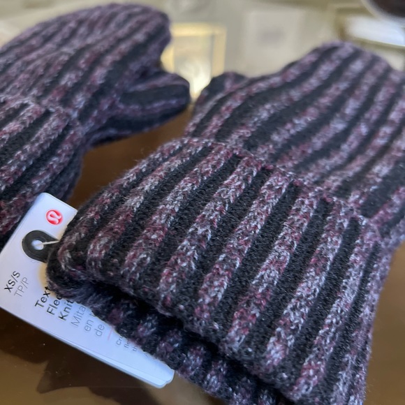 Lululemon Textured Fleece-Lined Knit Mittens - Picture 7 of 11